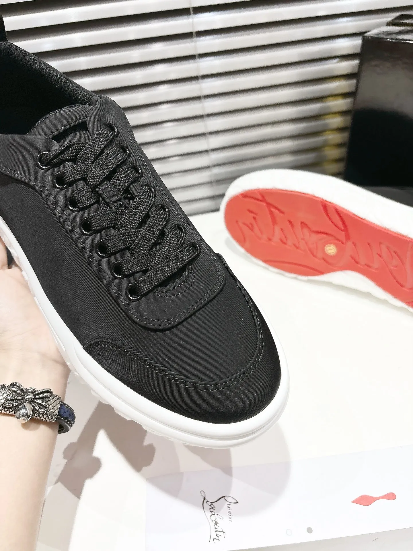 👟👟Ex-factory price 640👟👟 ╔Low-top canvas thick-soled sneakers-black╗ ·Top version customization·2025𝐬𝐬 𝑪𝒉𝒓𝒊𝒔𝒕𝒊𝒂𝒏 𝑳𝒐𝒖𝒃𝒐𝒖𝒕𝒊𝒏 Maison Christian Louboutin Choukario low-top sneakers with an urban feel. Featuring laces and a heel tab at the top, this sneaker is made entirely of Smoke Gray nylon for a softer construction. It features an embossed sole made of environmentally friendly biosourced EVA. ▪️No matter the last type, fabric, diamonds, nails, lining, outsole, it is as close as possible to ZP... ▪️The original sole is specially provided by the original factory ▪️The lining is imported water-dyed cowhide ▪���Private customization time is about 3-7 days —————— Size: Men's 39M-46M